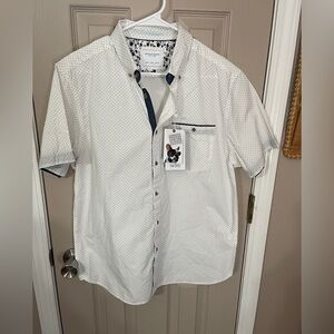 Denim & Flower NWT white & navy polka dot shortsleeved button down shirt. Size L